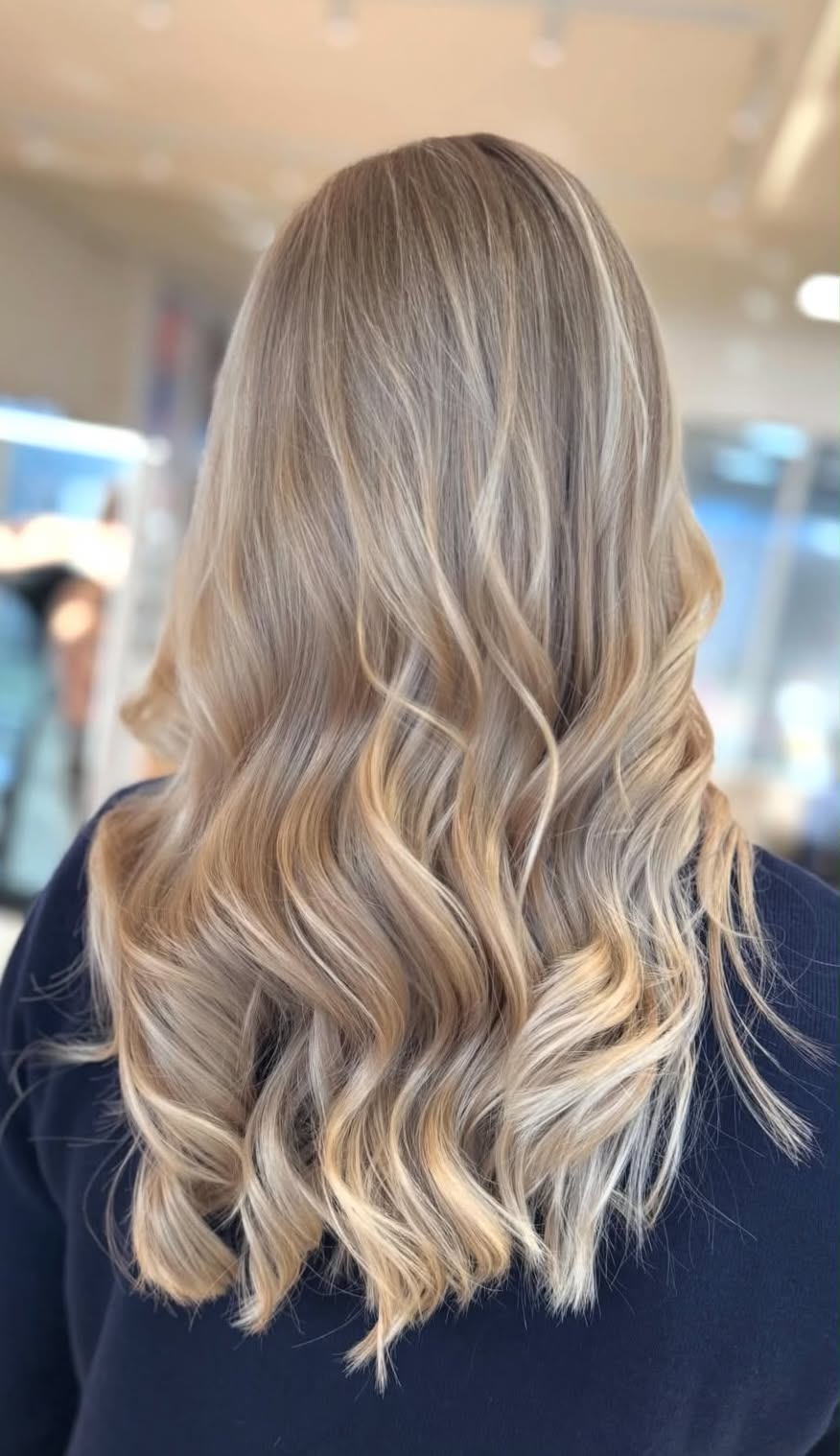 Beżowy blond z miękkimi falami